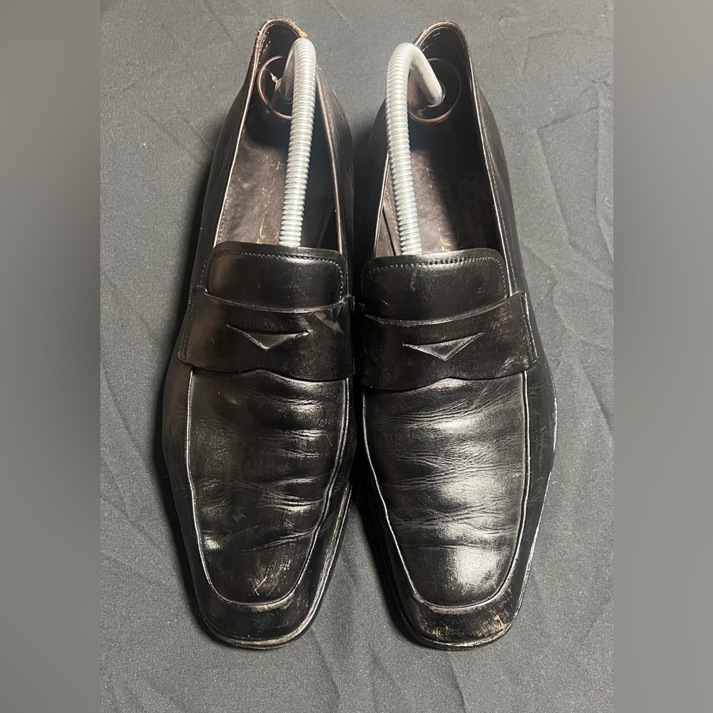 Shoes Pravda 
As you can see on the picture it’s need to put glue on the sides